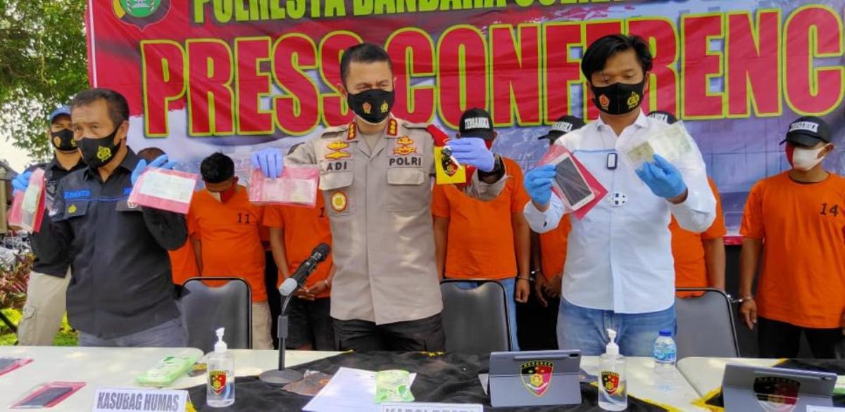 Kapolresta Bandara Soetta, Kombes Pol Adi Ferdian Saputra memberikan keterangan pers terkait kasus penipuan dan penadah motor yang melibatkan para tersangka. (foto: istimewa)