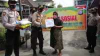 Polres Inhil bantu sembako covid-19 Wakapolres Inhil menyerahkan bantuan paket sembako kepada warga. Polres Inhil bagi-bagi sembako di Kampung Jawa Tembilahan. (foto: abd)