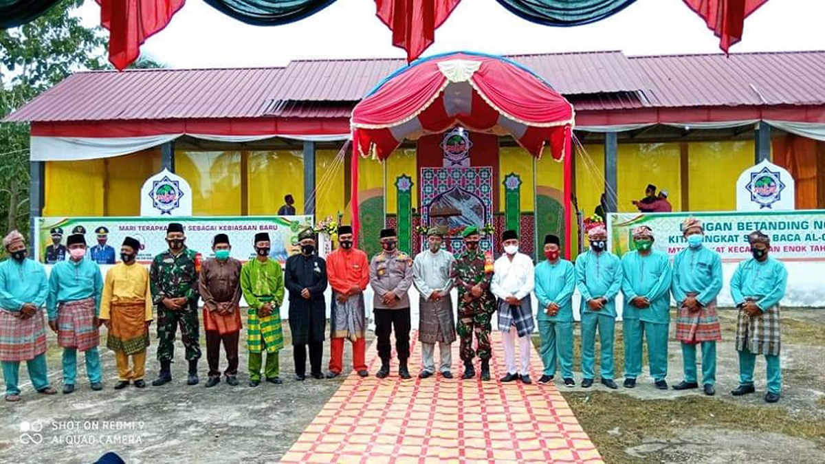 Camat Enok, Forkopimcam dan pejabat terkait berfoto bersama di sela pemukaan STQ tingkat kecamatan. (foto: abd)
