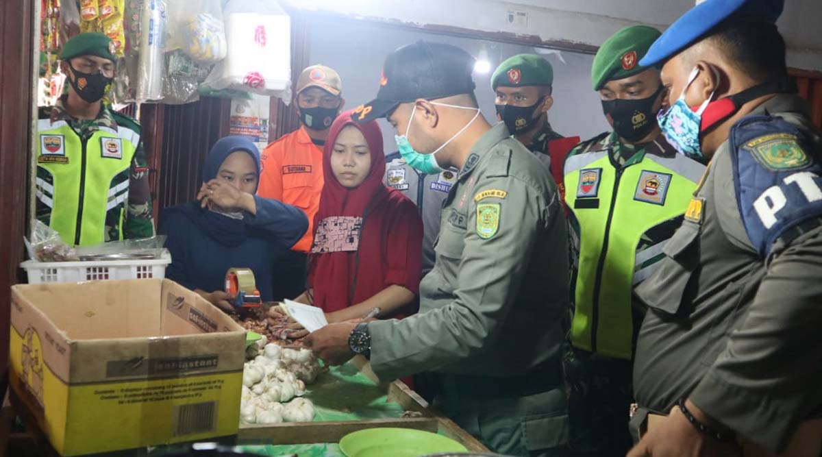 Satgas penegakan disiplin protokol kesehatan terus melaksanakan patroli di pasar tradisional, kali ini wilayah Tembilahan Kota, Kamis (22/10/2020). (foto: abd)