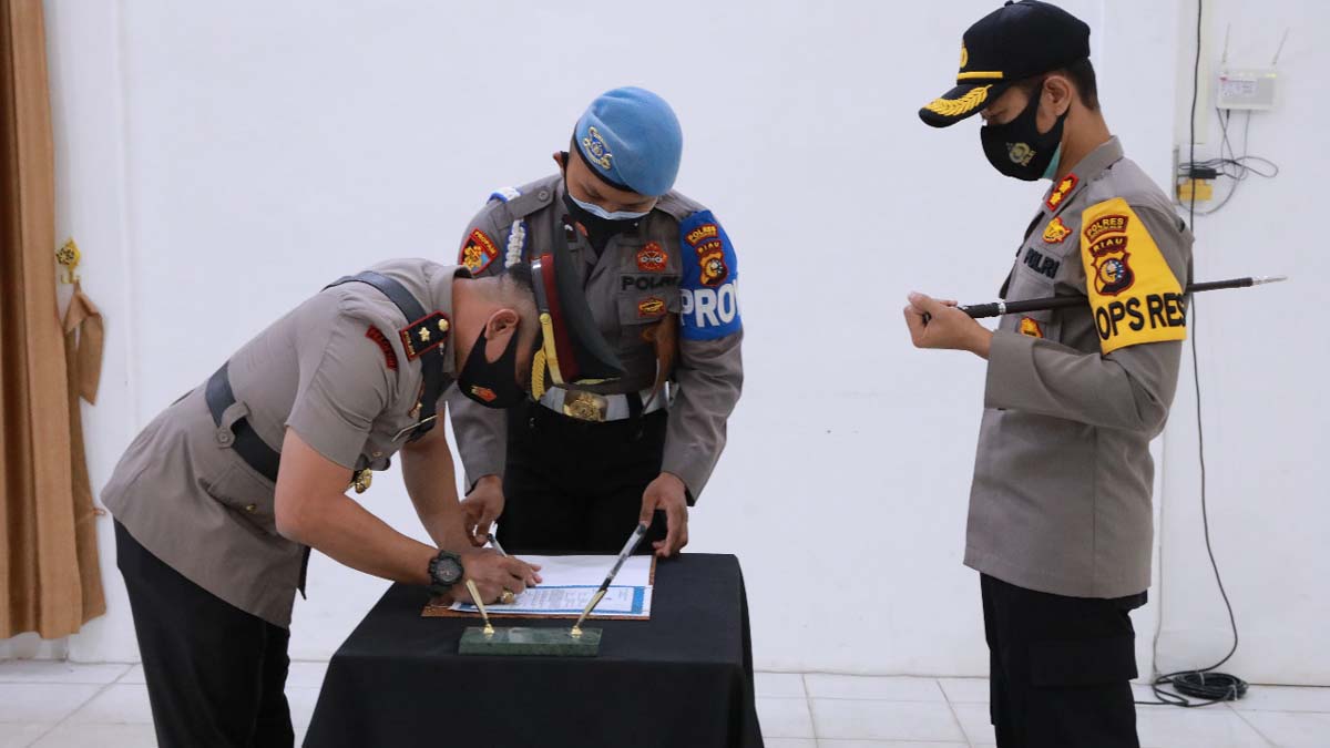 Sertijab wakapolres inhil Kapolres Inhil memimpin sertijab wakapolres. Kompol Kari Amsah Ritonga jabat Wakapolres Inhil.