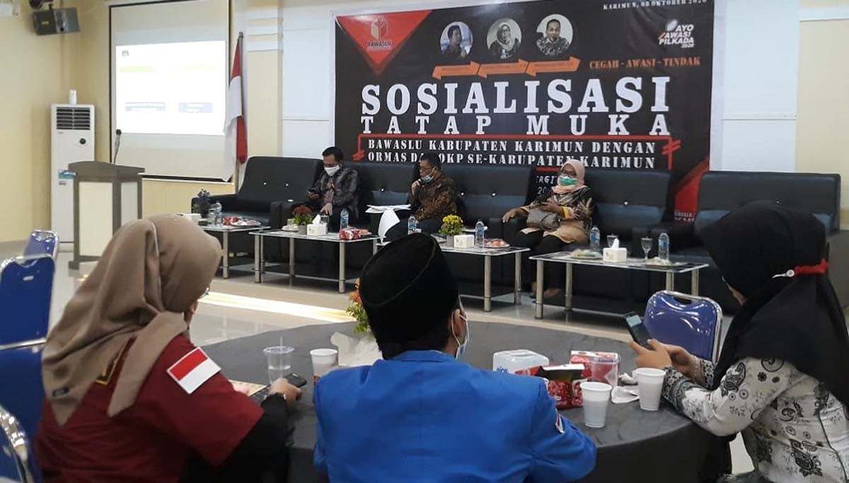 Sosialisasi pilkada bawaslu karimun Bawaslu Karimun sosialisasi Pilkada 2020 kepada ormas dan OKP, Bawaslu Karimun berharap ormas-OKP berperan mengawasi pilkada. (foto: rdi)