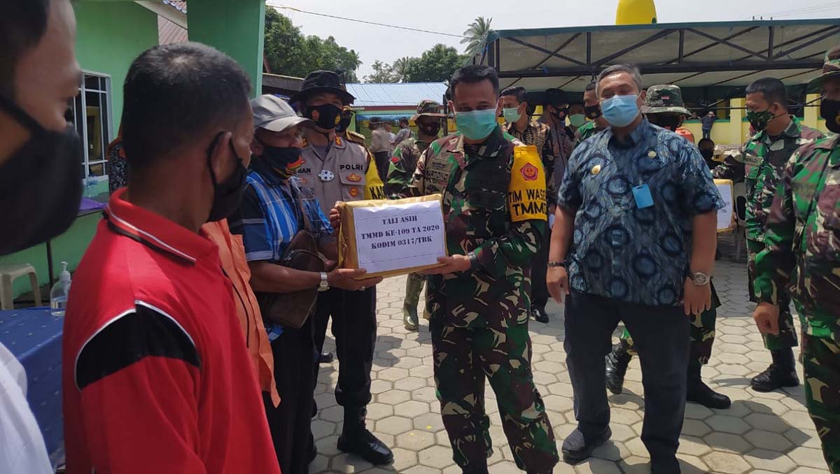 Tim Wasev TNI AD tinjau pelaksanaan TMMD 109 Karimun Tim Wasev TNI AD Tinjau Pelaksanaan TMD 109 Karimun, ini responnya. Tim Wasev TNI AD Kolonel Inf Hartono disaksikan Pjs Bupati Karimun (kanan) menyerahkan tali asih kepada warga di sela kunjungannya. (foto: yra)