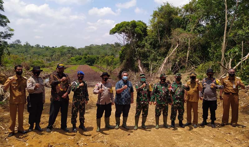Tim Wasev TNI AD berfoto bersama Pjs Bupati Karimun dan pejabat terkait di sela kunjungannya. (foto: yra)