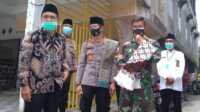 Dandim 0314/Inhil bersama Kapolres dan Ketua DPRD Inhil, bagikan masker di Mesjid Al Jamaah jalan M Boya Lorong Pelita, kelurahan Tembilahan Kota Kecamatan Tembilahan.(Foto:Abdullah )