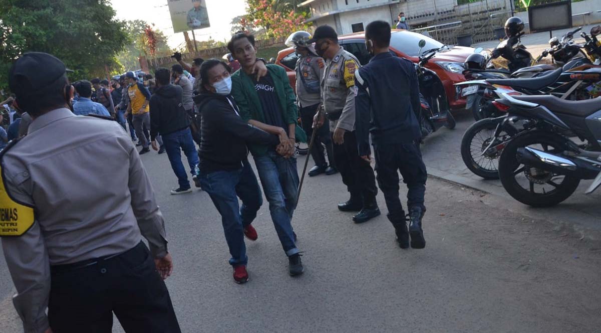 Seorang mahasiswa diamankan aparat Polda Jambi dalam aksi demo di DPRD Jambi, Selasa (20/10/2020). (foto: istimewa)