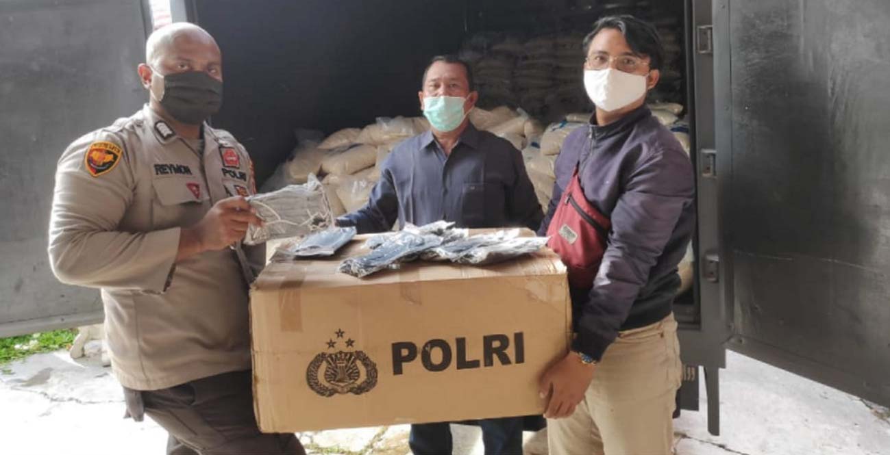 bantuan beras polda untuk iwo riau-1 Bantuan Pangan Lawan Covid-19, Polda Bantu 3 Ton Beras ke IWO Riau untuk Masyarakat. Penyerahan bantuan dari Polda ke IWO Riau. (foto: Dok. IWO Riau)