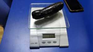 Barang bukti sabu-sabu dalam kapsul dilakban hitam yang disimpan tersangka dalam bra. (foto: istimewa)