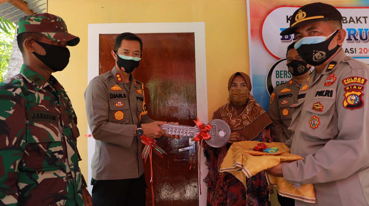 bedah rumah kapolres inhil Kapolres Inhil menyerahkan kunci rumah milik Nurhidayati yang direhab atau dibedah. Kapolres Inhil: bedah rumah pupuk kegotongroyongan. (foto: abd)