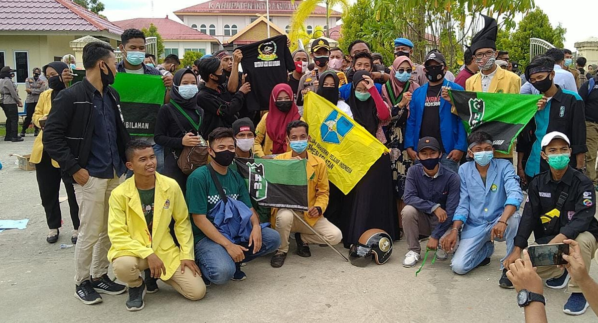 Kapolres Karimun berswafoto dengan para demonstran. (foto: abd)
