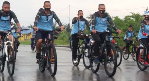 Gowes Sepeda Danlanal Karimun Letkol Laut (P) Maswedi (3 kiri) bersama wartawan. (foto: istimewa)