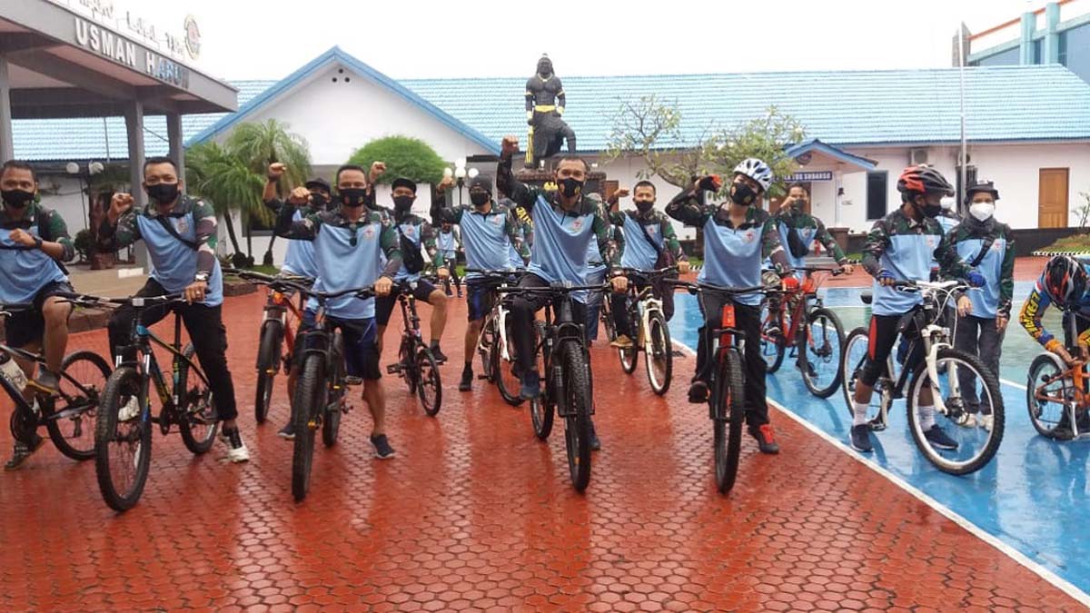 gowes lanal karimun Danlanal Karimun Letkol Laut (P) Maswedi berfoto bersama para wartawan yang mengikuti kegiatan Gowes Sepeda, Minggu (18/10/2020). (foto: Istimewa)