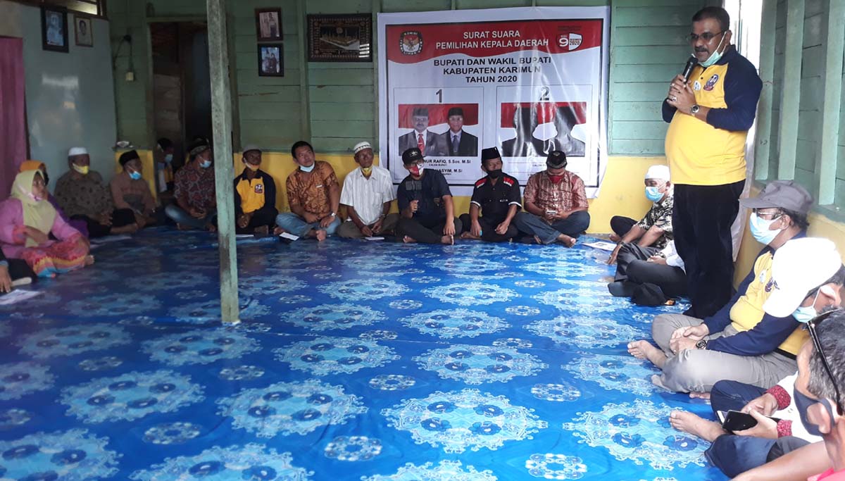 kampanye Arah di Pulau Buru Calon Bupati Karimun Aunur Rafiq berdialog dengan tokoh masyarakat Kelurahan Lubuk Puding, Kecamatan Buru. Usung pemerataan pembangunan, ARAH disambut lagu Pok Ame-ame. (foto: rdi)