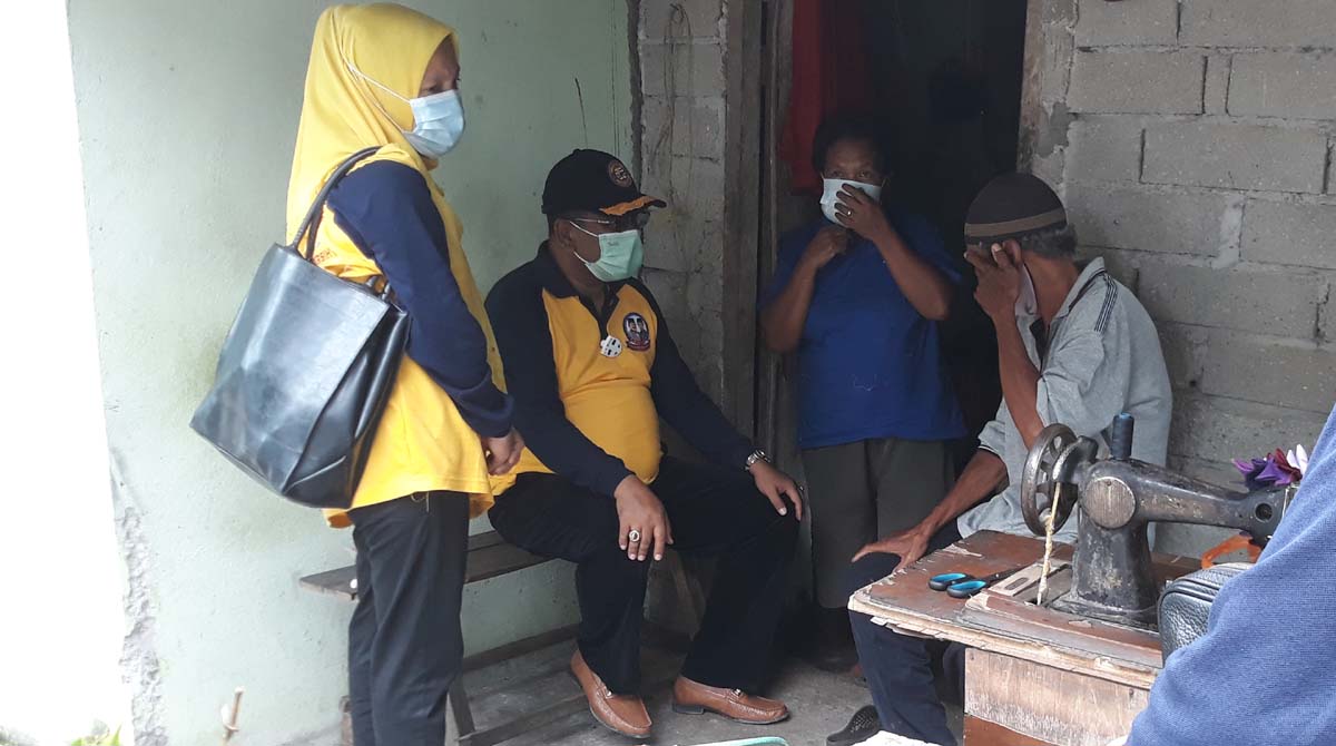 Calon Bupati Karimun Aunur Rafiq ketika mengunjungi salah seorang warga Kelurahan Buru.(foto: rdi)