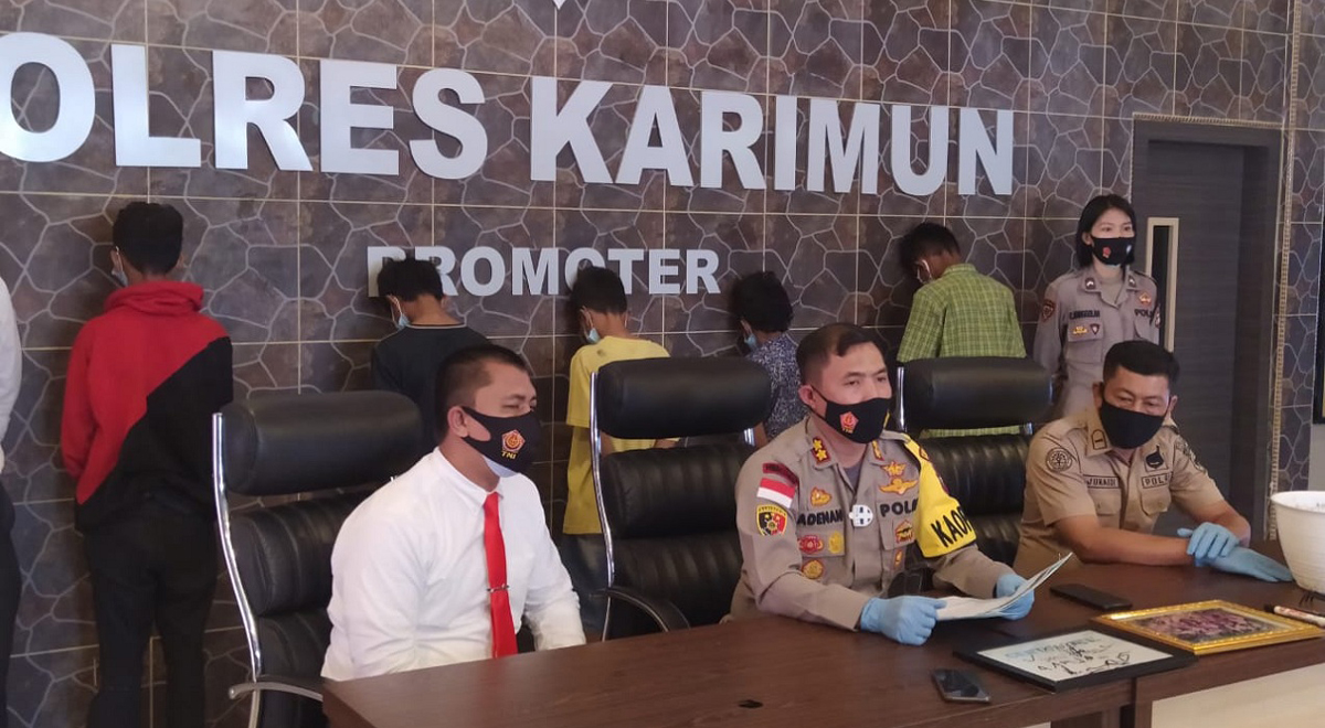 kasus pengrusakan sekolah anak bawah umur Kapolres Karimun memberikan keterangan pers terkait kasus pengrusakan dua sekolah yang melibatkan lima anak di bawah umur, Senin (12/10/2020). Kasus anak rusak dua sekolah di Karimun, polisi: mencuri untuk main game di warnet. (foto: yra)