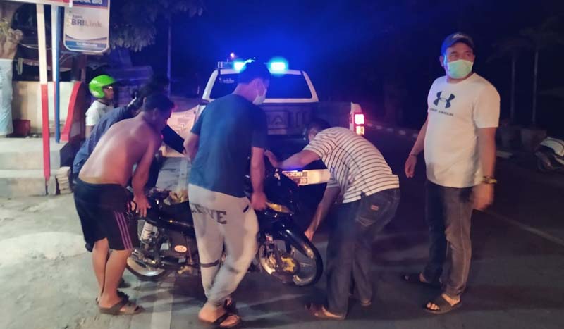 Sepeda motor korban digotong warga ke dalam mobil patroli Satlantas Polres Karimun. (foto: yra)