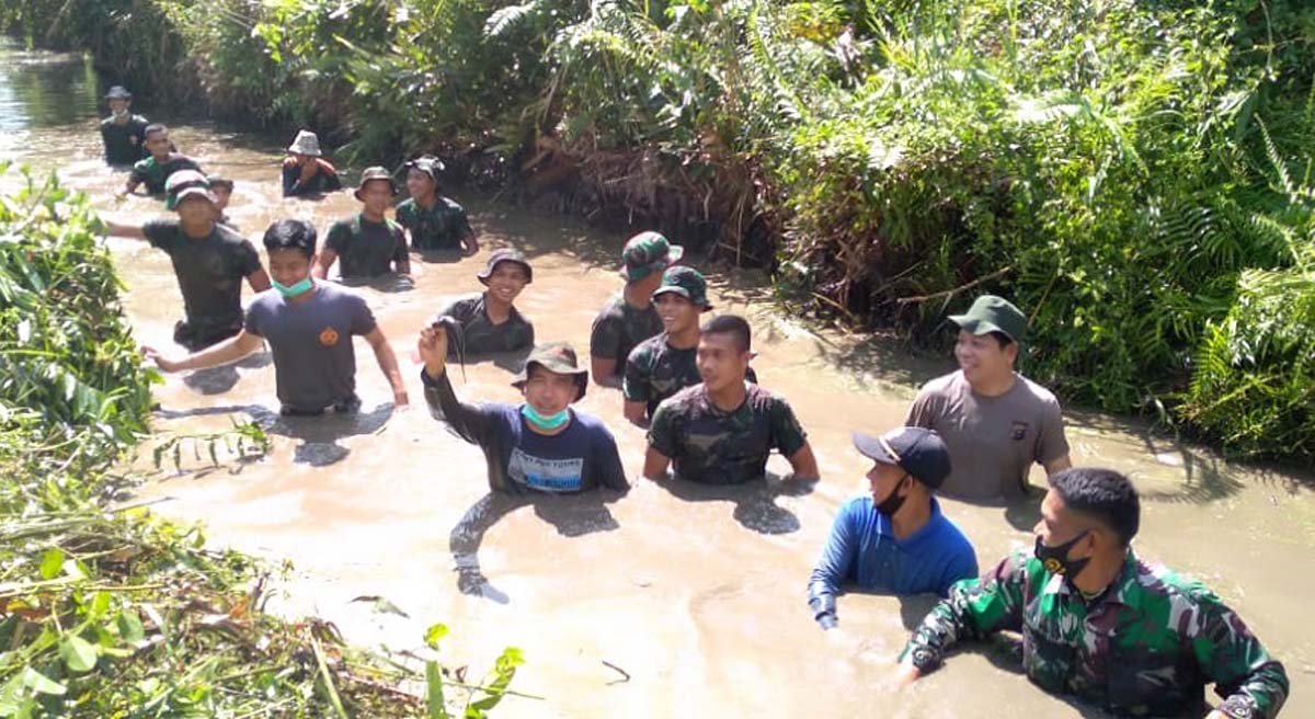 Ketua DPRD Indragiri Hilir (Inhil) DR Ferryandi goro bersama Kodim 0314/Inhil dan Kapolsek Tembilahan.
