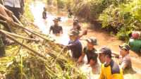 Ketua DPRD Inhil DR Ferryandi terjun ke parit bersama warga membersihkan sampah. (foto: abd)