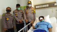 mahasiwa korban luka demo omnibus law di pekanbaru Kapolresta Pekanbaru bersama Kabid Humas Polda Riau Kombes Pol Sunarto dan Kabid Dokkes Polda Riau dr Prio Kuncoro mengunjungi RS Awal Bross di Jalan HR Soebrantas Pekanbaru, tempat salah satu mahasiswa yang diisukan meninggal itu dirawat. (foto: istimewa)