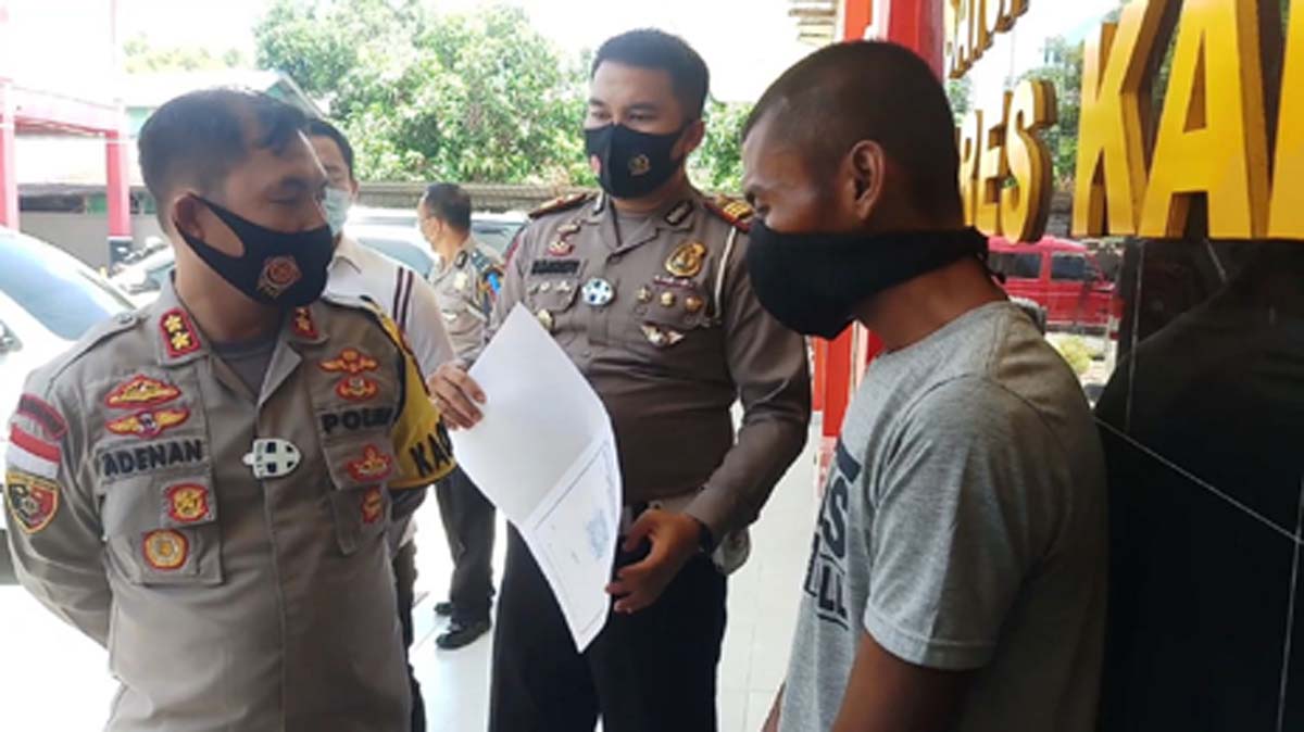 mengamuk ditegur polisi di karimun Pengendara yang mengamuk dengan merusak motor sendiri meminta maaf kepada Kapolres Karimun AKBP Muhammad Adenan.