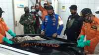 nelayan meninggal Jenazah nelayan yang ditemukan meninggal dunia di bibir pantai. (foto: yra)