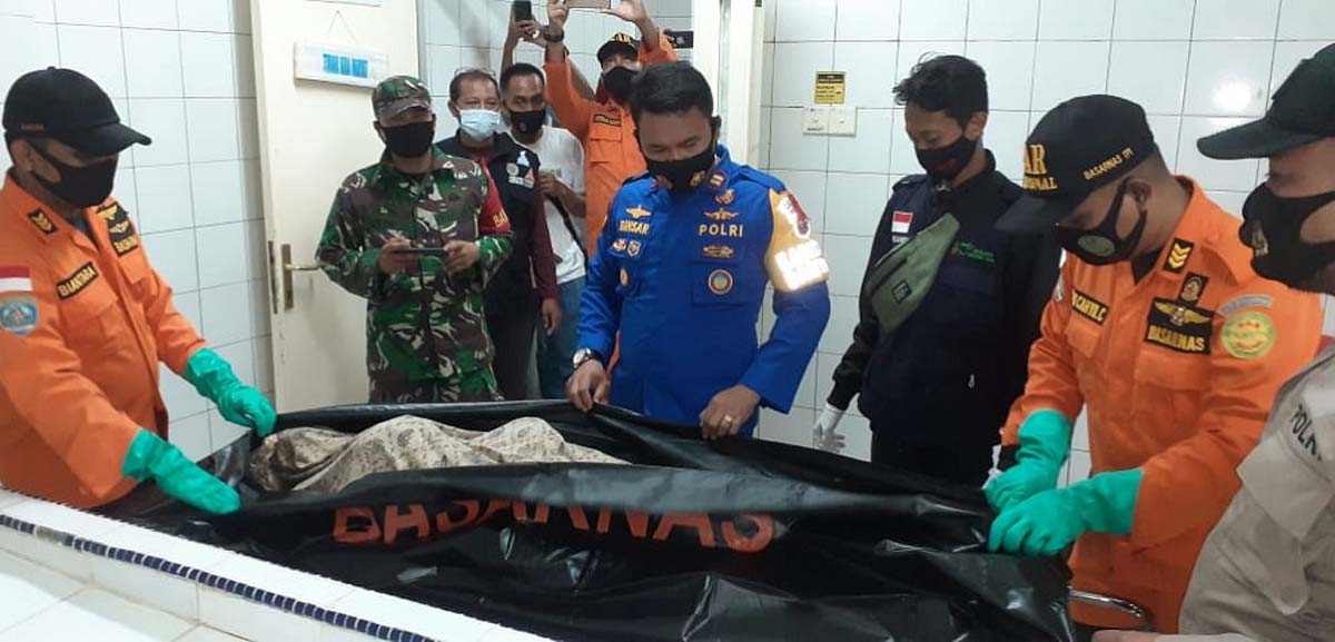 Jenazah nelayan yang ditemukan meninggal dunia di bibir pantai. (foto: yra)
