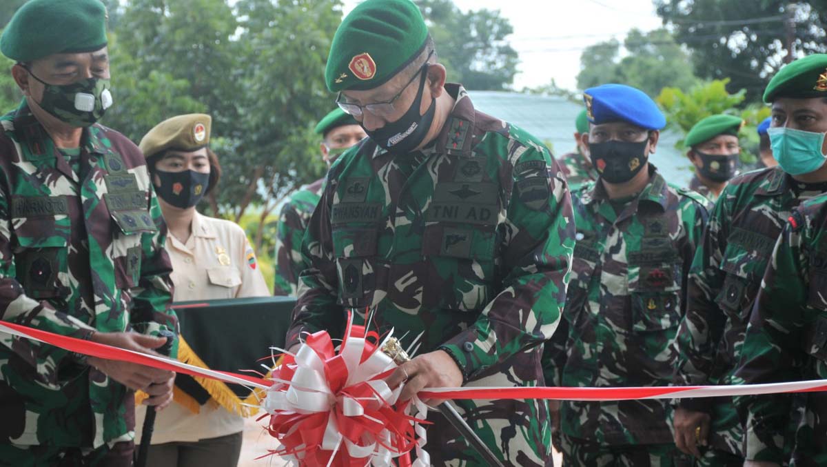 Pangdam I/Bukit Barisan Mayor Jenderal TNI Irwansyah meresmikan bangunan Denpal I/5 Tanjungpinang Korem 033/WP. (foto: Penrem 033/WP)