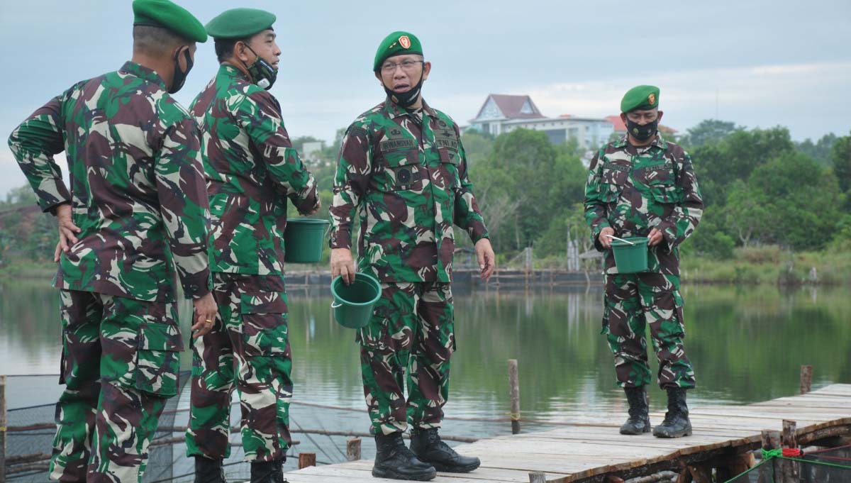 
Pangdam I/Bukit Barisan Mayor Jenderal TNI Irwansyah meninjau keramba budidaya ikan Korem 033/WP. (foto: Penrem 033/WP)