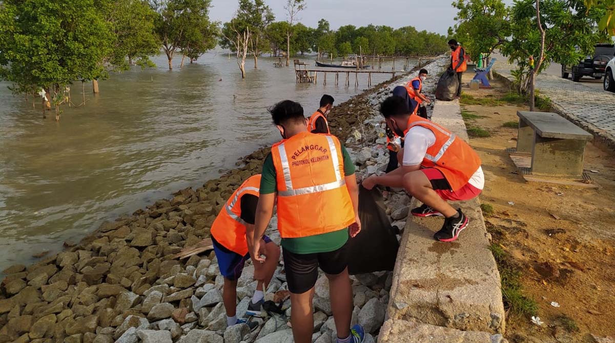 pelanggar protokol kesehatan bersih-bersih pantai coastal area Tak pakai masker, puluhan warga bersih-bersih Coastal Area Karimun. (foto: yra)