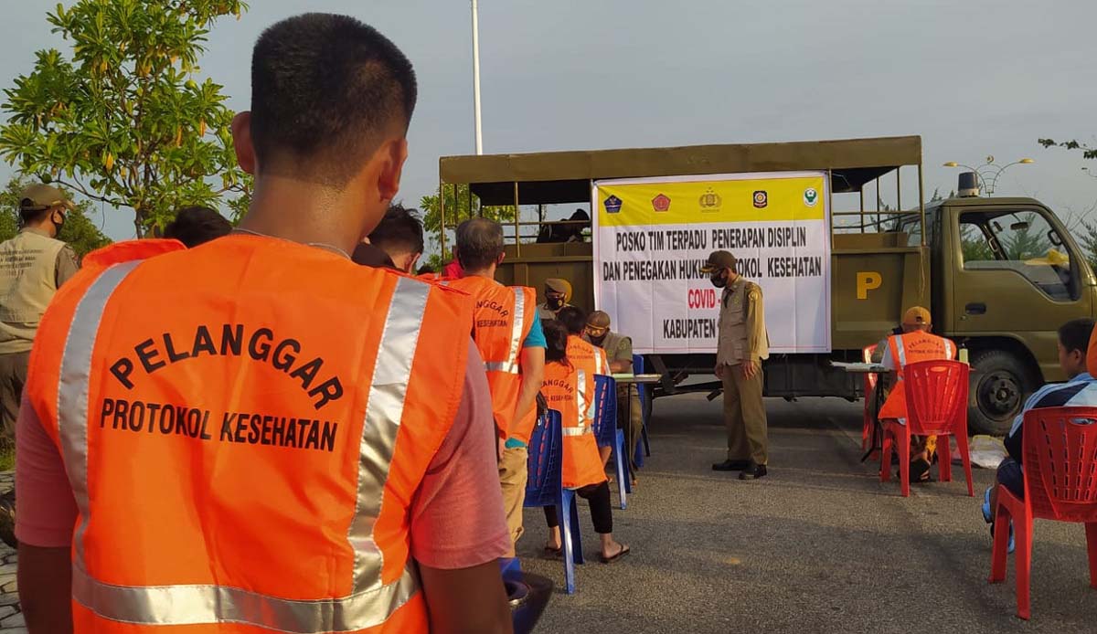 Tim Terpadu Disiplin dan Penegakan Hukum Protokol Kesehatan (Prokes) Pencegahan COVID-19 merazia warga tak pakai masker di dekat tugu MTQ, Coastal Area, Karimun, Selasa (13/10/2020) sore. (foto: yra)