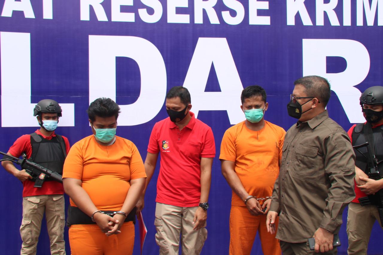 Kapolda Riau menginvestasi para tersangka ketika konferensi pers. (foto: Dok. Humas Polda Riau) 