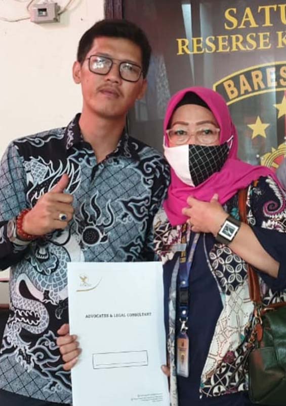 Ibu R Suhendriah, SM ketika membuat laporan ke Polres Sukabumi Kota soal dugaan pencemaran nama baik dirinya. (foto: istimewa)