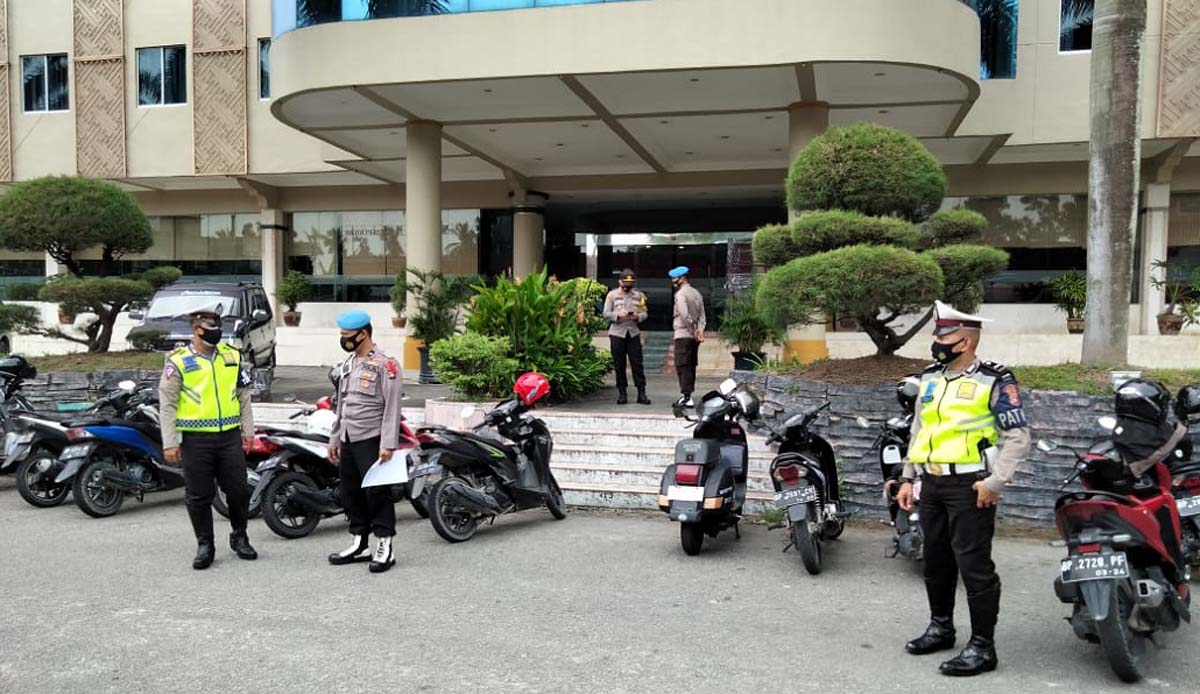 pengamanan penenatapan DPT Pilkada Karimun Puluhan polisi siaga di Hotel Aston Karimun selama dua hari, mulai hari ini, Selasa (13/10/2020). (foto: Dok. Humas Polres Karimun)