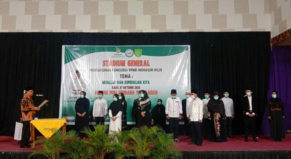pengukuhan YPMR Inhil Bupati Inhil HM Wardan mengukuhkan pengurus Yayasan Pembinaan Muallaf Riau (YPMR) Inhil. (foto: abd)