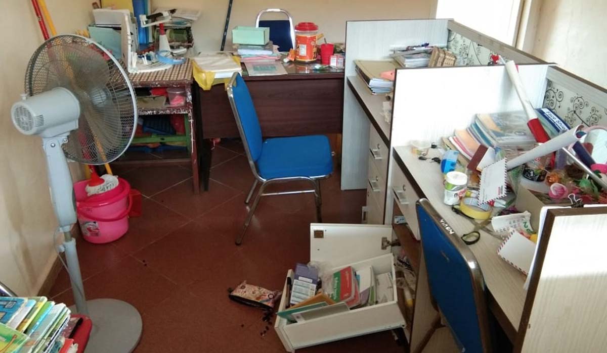 Ruang kantor SMPN 2 Karimun juga diobrak-obrik dan dirusak. (foto: istimewa)