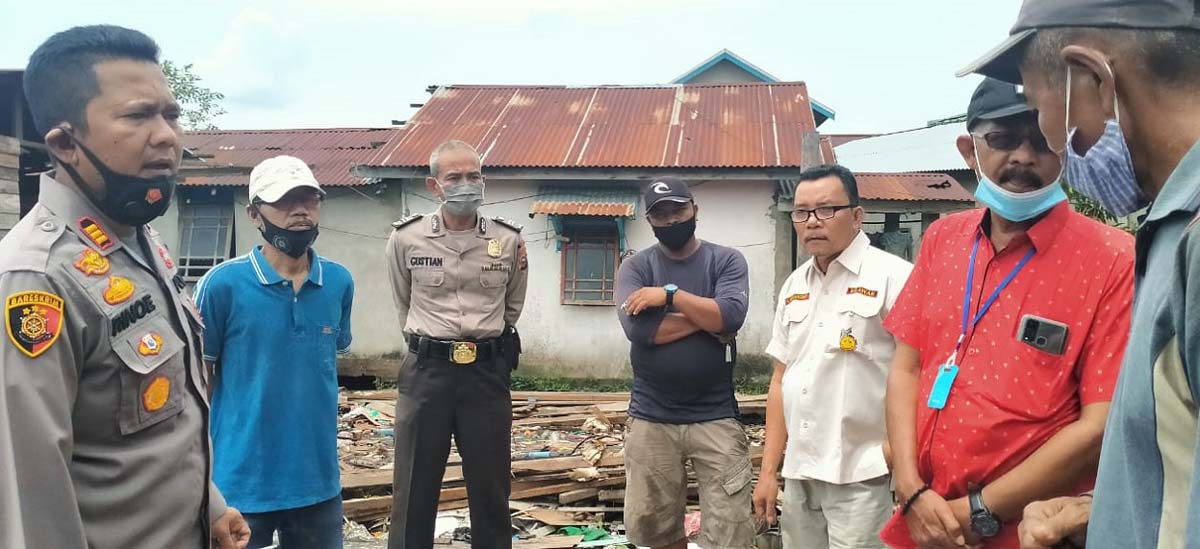 rumah korban kebakaran di tembilahan-1 etua Kadin Inhil dan pembina Yayasan Vioni Bersaudara, Kapolsek Tembilahan Hulu meninjau lokasi kebakaran dan rencana akan dibangun. (foto: jurnalterkini.id/abd)