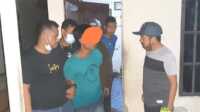 tersangka curanmor Polsek Pelabuhan ungkap pelaku curanmor di parkir masjid di Tembilahan. Tersangka saat diamankan polisi. (foto: Dok. Humas Polsek Pelabuhan Tembilahan)