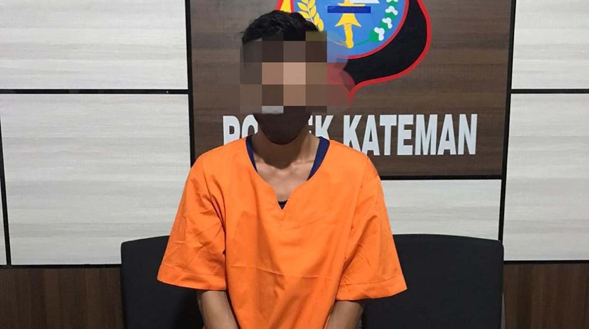 tersangka sabu diamankan polsek kateman-1 MPA setelah diamankan di Mapolsek Kateman, simpan sabu dalam sarung bantal, seorang pemuda di Kateman dibekuk. (foto: istimewa)