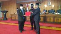 Ketua DPRD Karimun M Yusuf Sirat didampingi Wakil Ketua Syafri Sandi menyerahkan naskah APBD 2021 kepada Pjs Bupati Karimun Herry Andrianto dalam rapat paripurna di Gedung DPRD Karimun, Senin (30/11/2020).