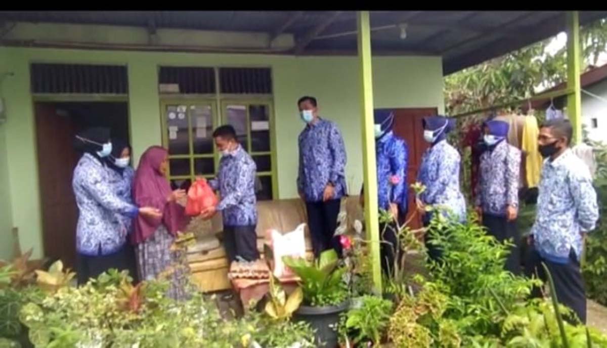 ASN Polres Inhil berbagi tali asih dengan pensiunan HUT Korpri ASN Polres Inhil berbagi tali asih dengan pensiunan dan purnawirawan Polri dalam rangkat HUT KORPRI ke-49. (Foto: Abdullah)