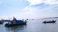 Ambulans laut milik Baznas Karimun ditarik menggunakan boat pancung usai insiden ledakan beberapa waktu lalu.