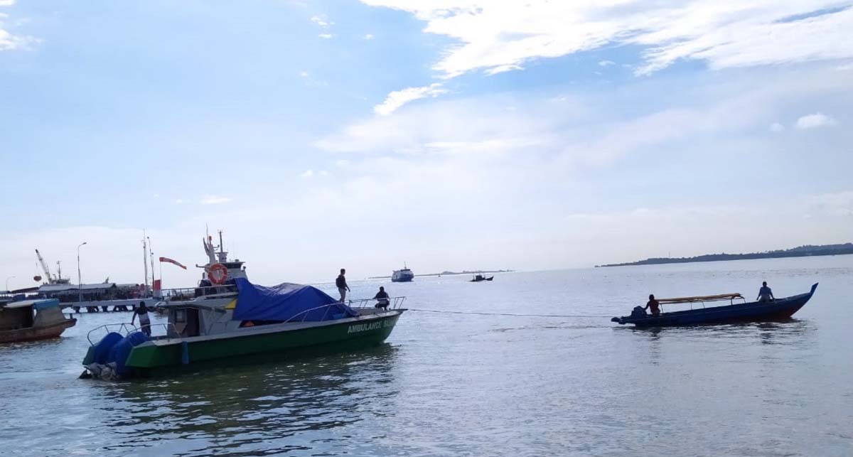 Ambulans laut Baznas Karimun meledak Ambulans laut milik Baznas Karimun ditarik menggunakan boat pancung usai insiden ledakan beberapa waktu lalu.