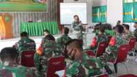 Para danramil dan babinsa menyimak paparan dalam kegiatan peningkatan apkowil tersebar 2020. (foto: abd)