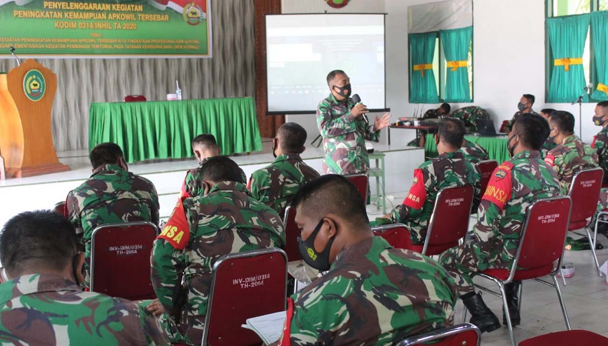 Apkowil Kodim Inhil Para danramil dan babinsa menyimak paparan dalam kegiatan peningkatan apkowil tersebar 2020. (foto: abd)