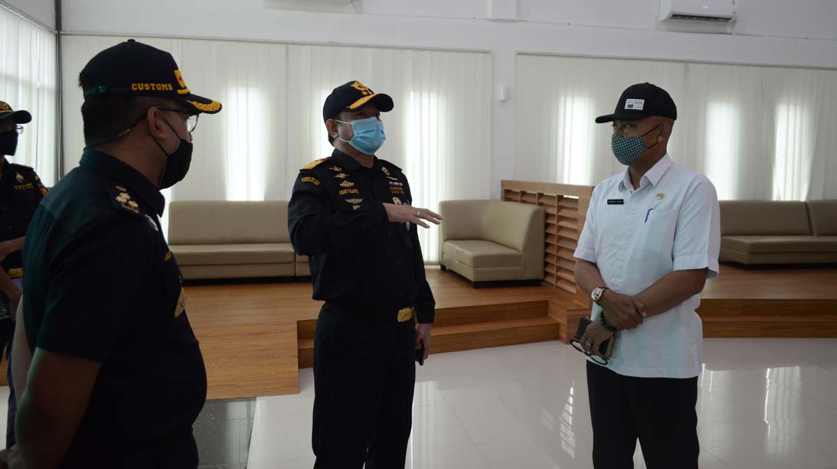 BC Kepri datangi Bintan Alumina Indonesia Kakanwil DJBC Khusus Kepri Agus Yulianto berbincang dengan Manajer Operasi PT Bintan Alumina Indonesia (BAI) dalam kegiatan monitoring dan evaluasi KEK Galang Batang, Bintan. (foto: Dok. Humas BC Kepri)