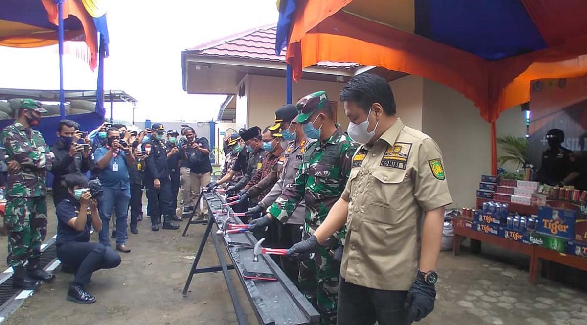 BC Tembilahan musnahkan barang ilegal Pemusnahan barang-barang ilegal senilai Rp18,7 miliar oleh KPPBC TMP C Tembilahan, Inhil, Riau, Kamis (26/11/2020). (foto: abd)