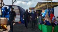 Kepala Bidang Kepabeanan dan Cukai Kanwil DJBC Khusus Kepri Abdul Rasyid didampingi Kepala Seksi Fasilitas Kepabeanan meninjau lokasi usaha PT Pulaumas Moromulia. (foto: dok. Humas BC Kepri)