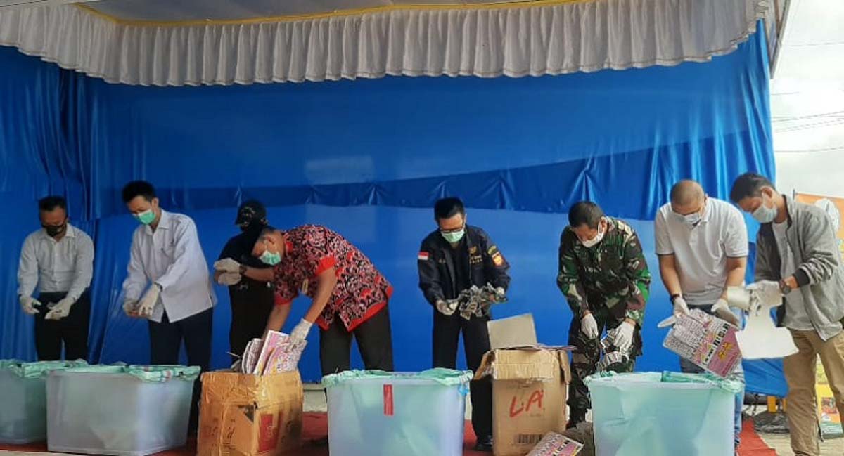 BPOM Inhil memusnahkan produk makanan dan obat ilegal senilai ratusan juta rupiah, Kamis (19/11/2020). (foto: abd)