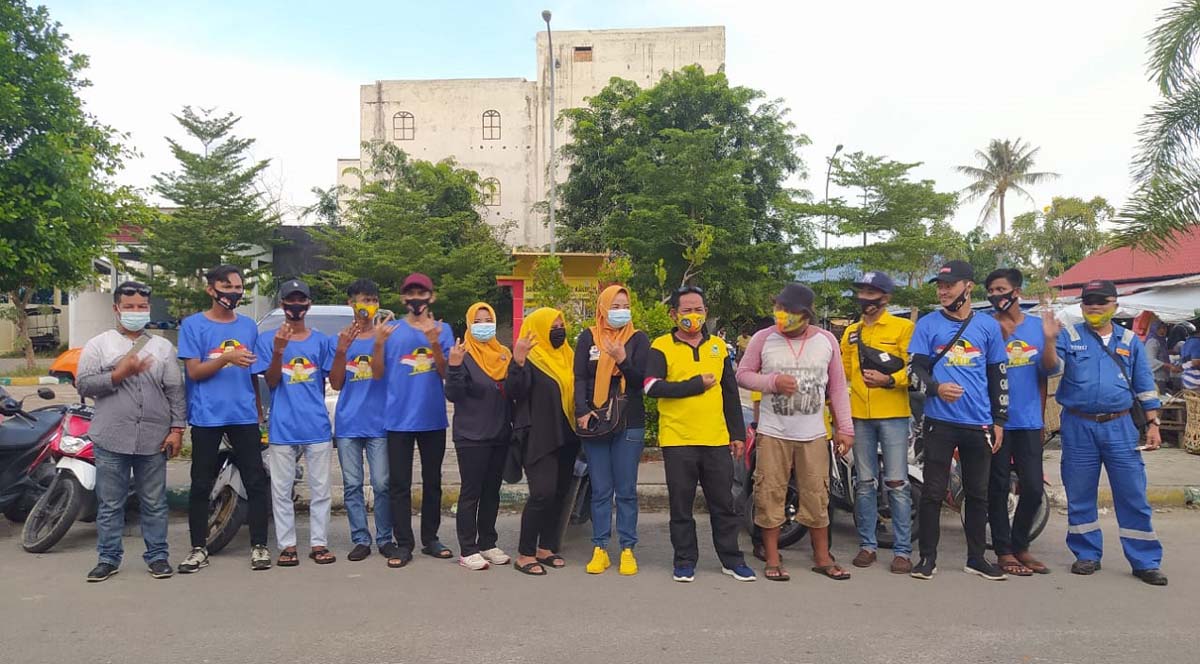 Bagi masker relawan AMAN di Karimun Tim Relawan AMAN Karimun berpose di sela pembagian masker, Sabtu (28/11/2020) sore. (foto: yra)