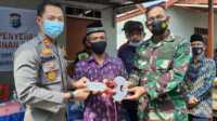 Bedah rumah polres inhil-1 Kapolres Inhil AKBP Dian Setyawan dan Kasdim 0314/Inhil Letkol (inf) Untung Kusmanto secara simbolis menyerahkan kunci rumah kepada salah satu korban kebakaran. (foto: abd)